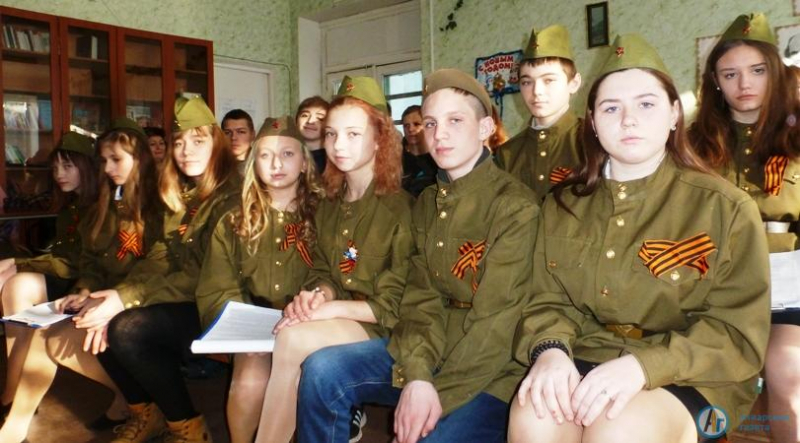 "Серебряный волонтер" посвятила урок в школе №2 героям