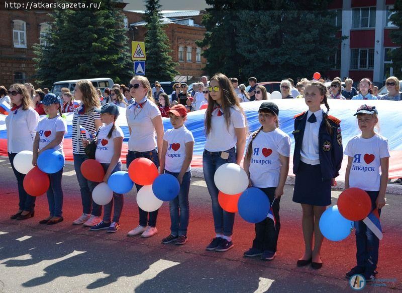 2700 аткарчан хором исполнили гимн России (ФОТО)