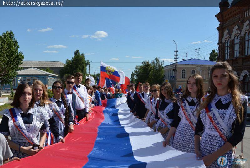 2700 аткарчан хором исполнили гимн России (ФОТО)