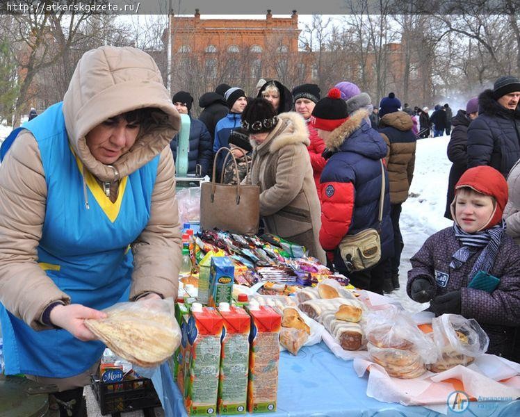 500 бесплатных блинов съели аткарчане на проводах Зимы (ФОТОРЕПОРТАЖ)