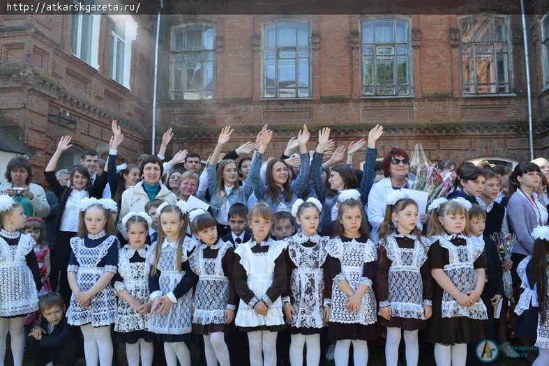 110-й выпуск прошел сегодня в старейшем учебном заведении района – школе № 3 (ФОТО)