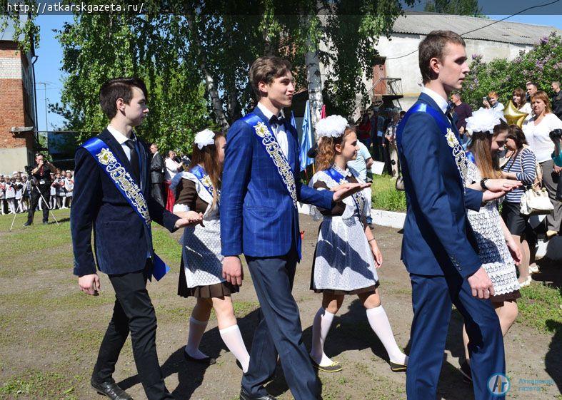 110-й выпуск прошел сегодня в старейшем учебном заведении района – школе № 3 (ФОТО)