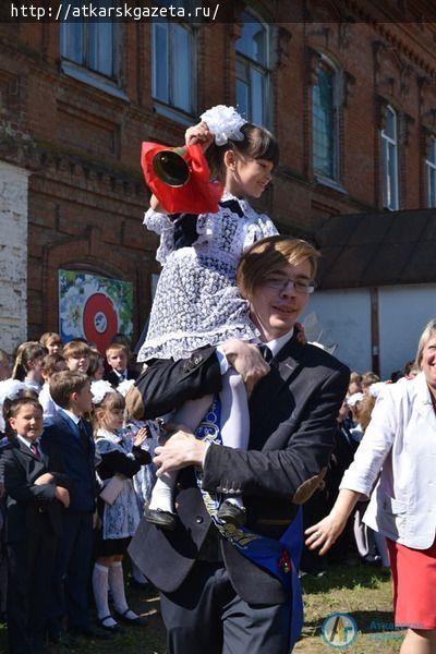 110-й выпуск прошел сегодня в старейшем учебном заведении района – школе № 3 (ФОТО)