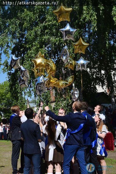 110-й выпуск прошел сегодня в старейшем учебном заведении района – школе № 3 (ФОТО)