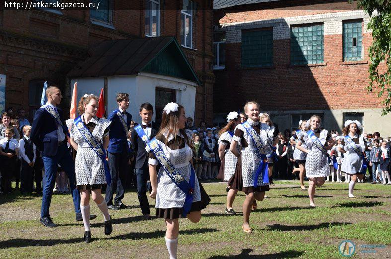 110-й выпуск прошел сегодня в старейшем учебном заведении района – школе № 3 (ФОТО)