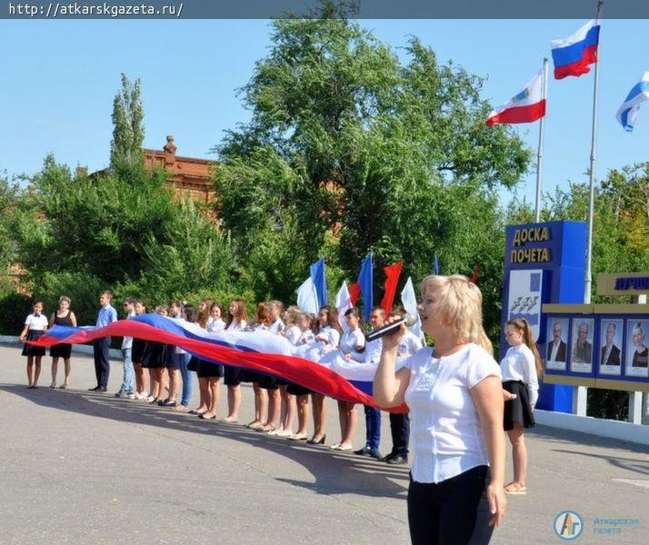 15-метровый триколор развернули сегодня в центре города (ФОТО)