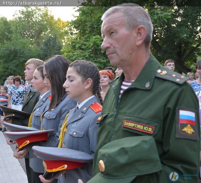 182 свечи зажгли аткарчане в память о скорбной дате начала войны (ФОТО, ВИДЕО)