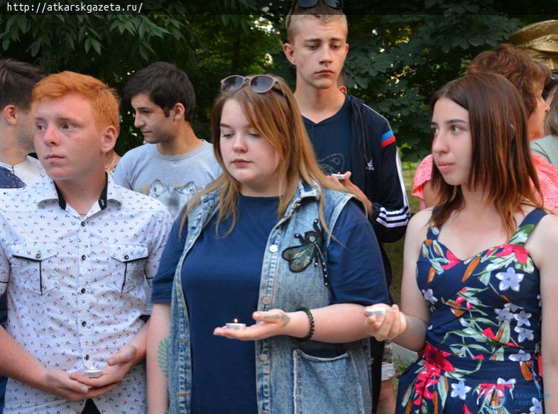 182 свечи зажгли аткарчане в память о скорбной дате начала войны (ФОТО, ВИДЕО)