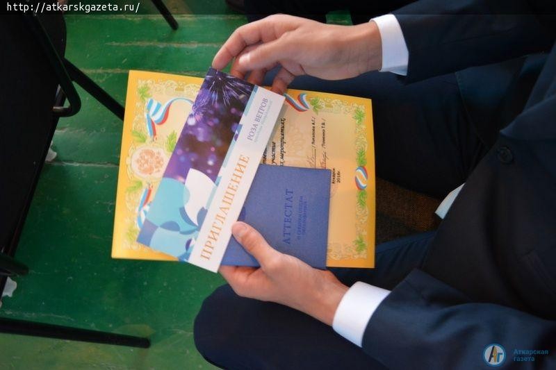 24 июня в трех аткарских школах прошли выпускные балы (ФОТО)