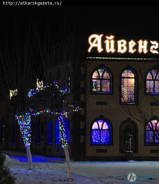400 метров гирлянд украсили главную елку Аткарска (ФОТО)