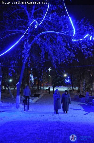 400 метров гирлянд украсили главную елку Аткарска (ФОТО)