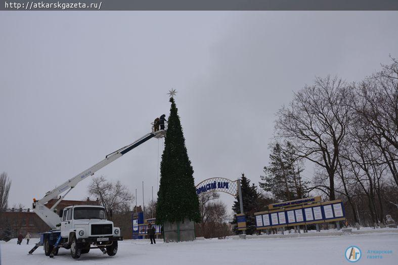 400 метров гирлянд украсили главную елку Аткарска (ФОТО)