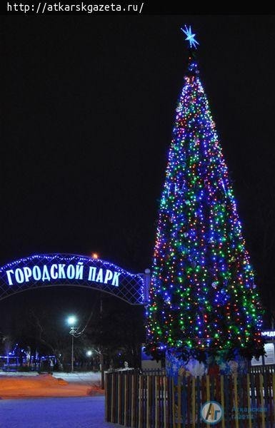 400 метров гирлянд украсили главную елку Аткарска (ФОТО)