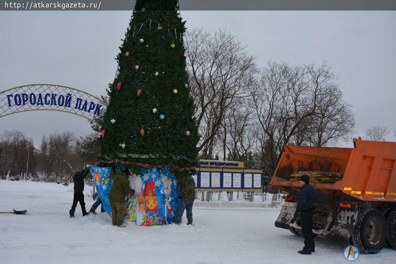 400 метров гирлянд украсили главную елку Аткарска (ФОТО)