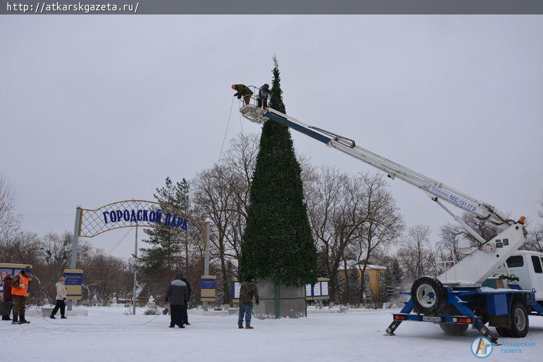 400 метров гирлянд украсили главную елку Аткарска (ФОТО)