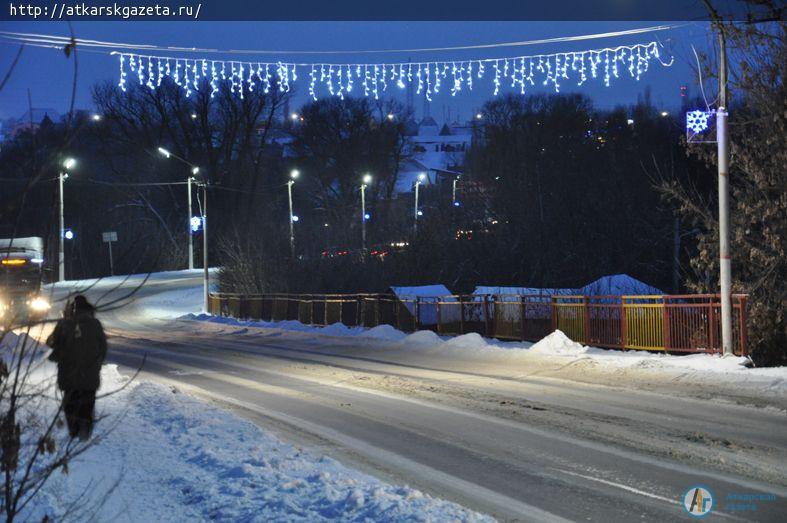 400 метров гирлянд украсили главную елку Аткарска (ФОТО)