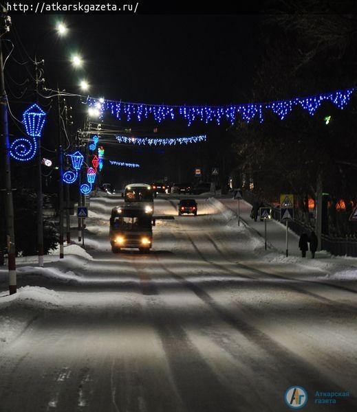 400 метров гирлянд украсили главную елку Аткарска (ФОТО)