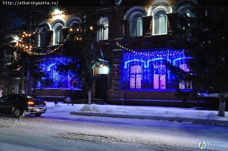400 метров гирлянд украсили главную елку Аткарска (ФОТО)