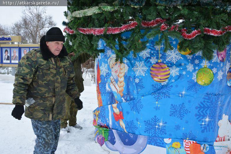 400 метров гирлянд украсили главную елку Аткарска (ФОТО)