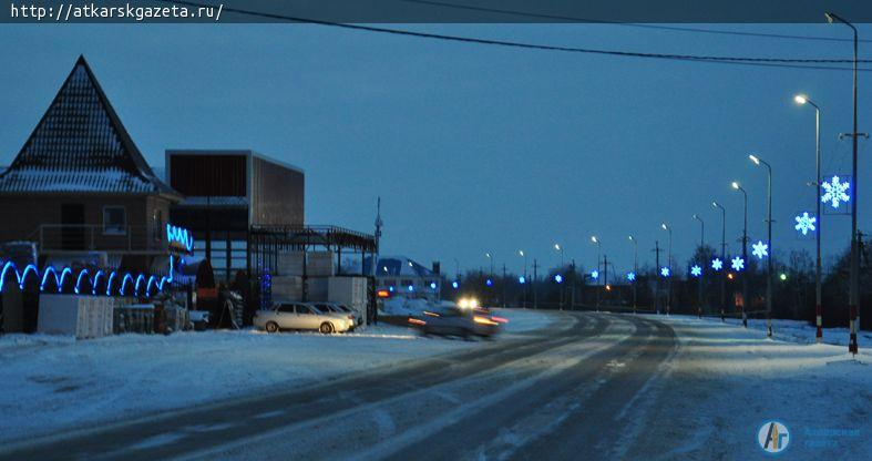 400 метров гирлянд украсили главную елку Аткарска (ФОТО)