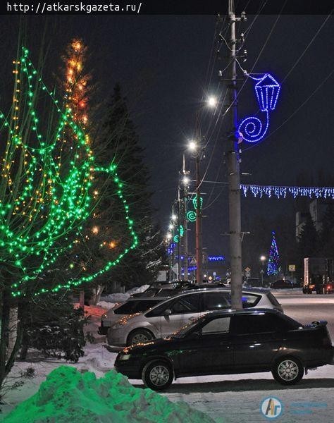 400 метров гирлянд украсили главную елку Аткарска (ФОТО)
