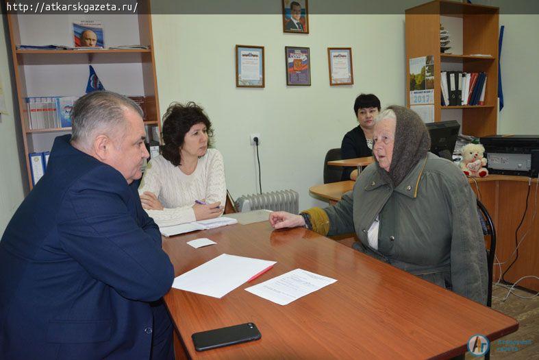 44 аткарчанина пришли сегодня на прием к депутату Областной Думы (ФОТО)
