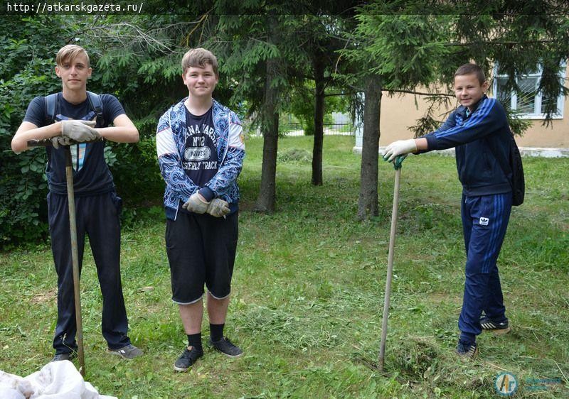 47 подростков благоустраивают городской парк