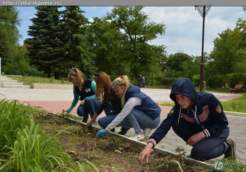 47 подростков благоустраивают городской парк