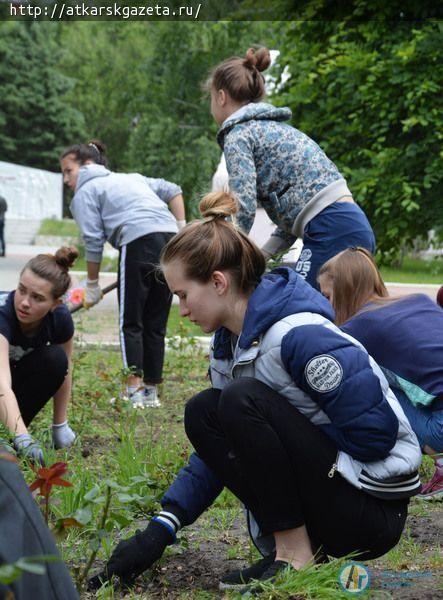 47 подростков благоустраивают городской парк