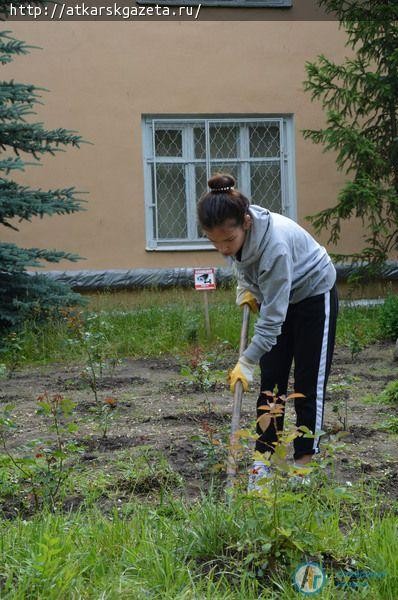 47 подростков благоустраивают городской парк