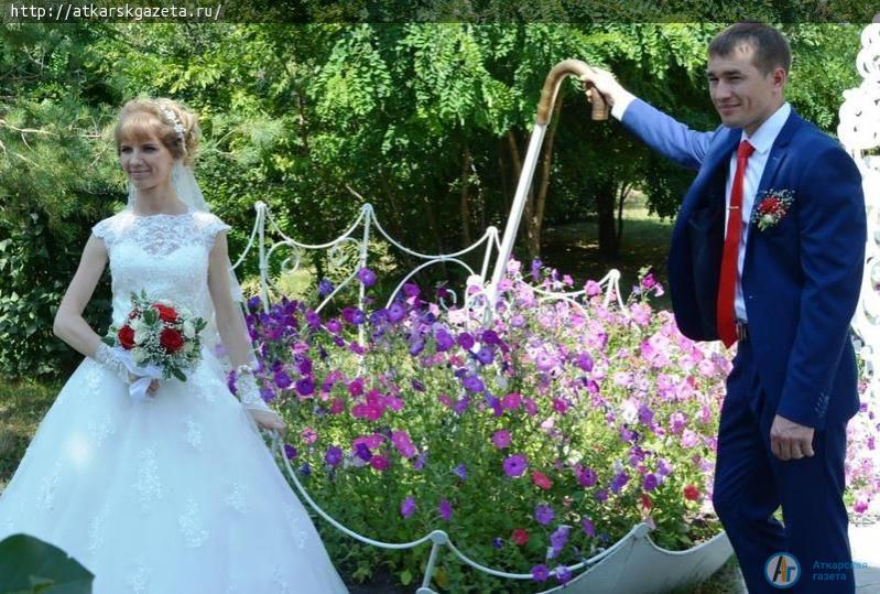 5 пар сыграли свадьбы в день фестиваля "Аткарские розы"