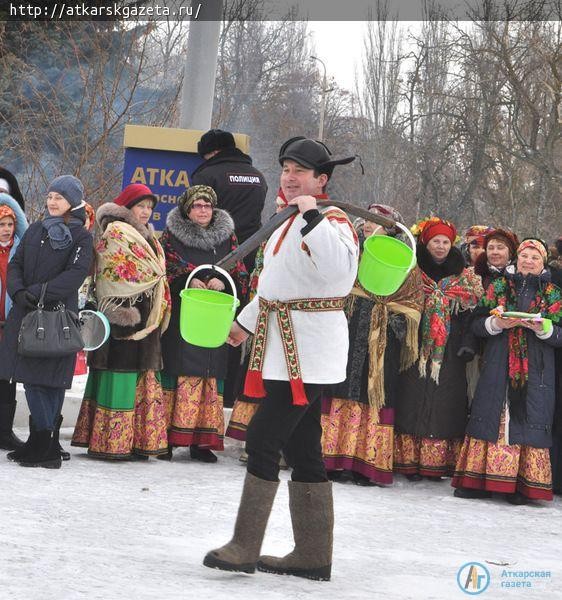 500 бесплатных блинов съели аткарчане на проводах Зимы (ФОТОРЕПОРТАЖ)
