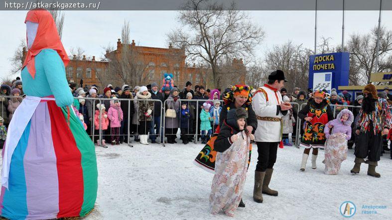 500 бесплатных блинов съели аткарчане на проводах Зимы (ФОТОРЕПОРТАЖ)