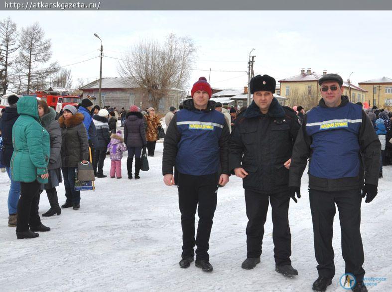500 бесплатных блинов съели аткарчане на проводах Зимы (ФОТОРЕПОРТАЖ)
