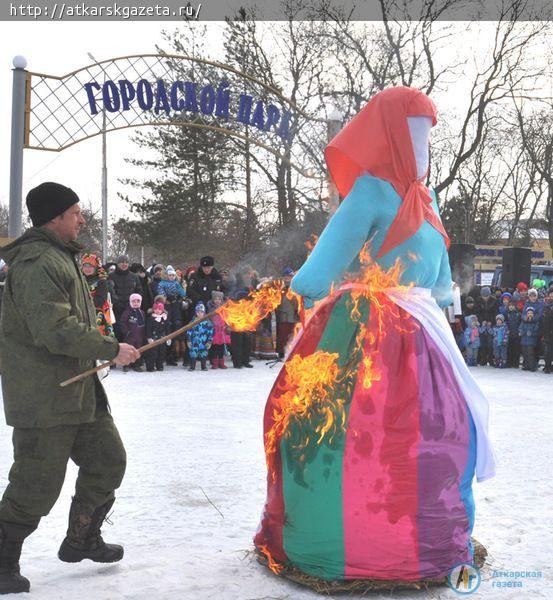 500 бесплатных блинов съели аткарчане на проводах Зимы (ФОТОРЕПОРТАЖ)