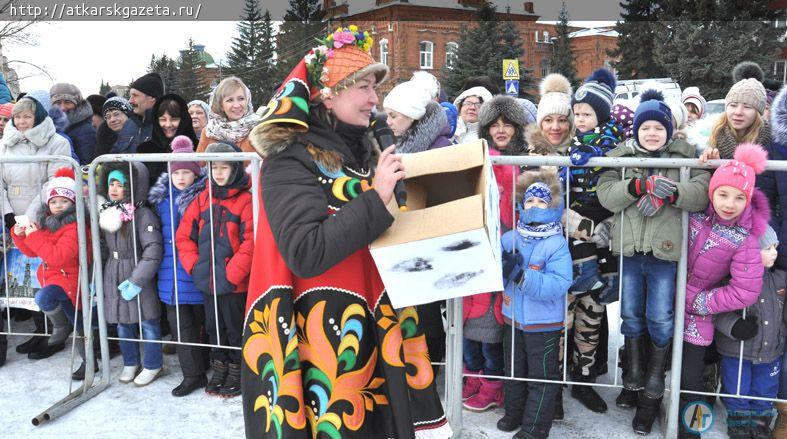 500 бесплатных блинов съели аткарчане на проводах Зимы (ФОТОРЕПОРТАЖ)