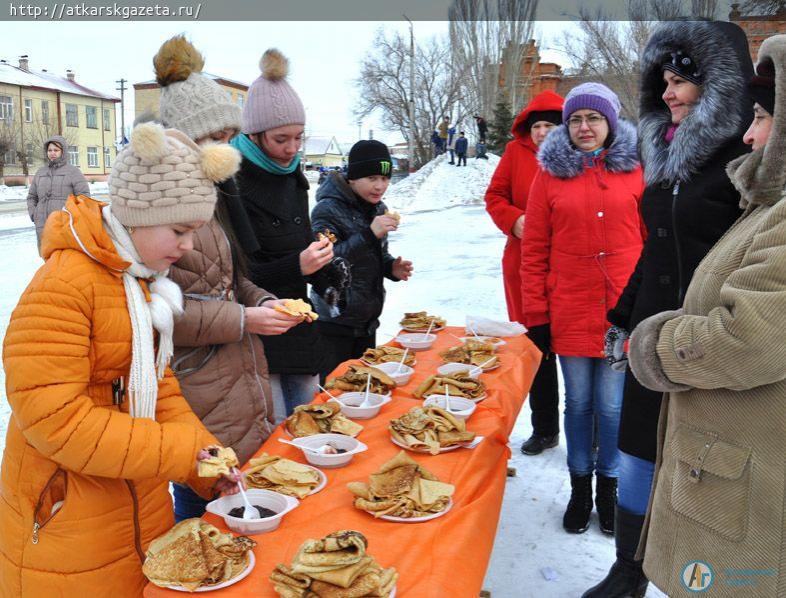 500 бесплатных блинов съели аткарчане на проводах Зимы (ФОТОРЕПОРТАЖ)