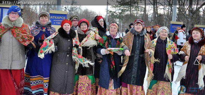 500 бесплатных блинов съели аткарчане на проводах Зимы (ФОТОРЕПОРТАЖ)