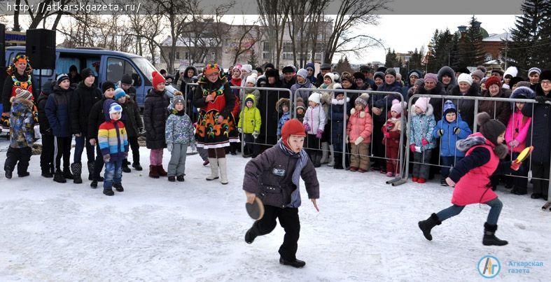 500 бесплатных блинов съели аткарчане на проводах Зимы (ФОТОРЕПОРТАЖ)