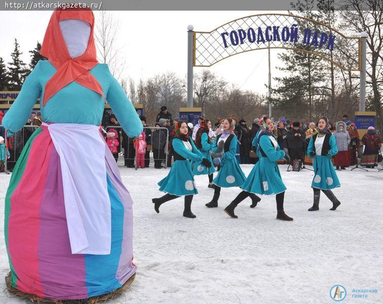 500 бесплатных блинов съели аткарчане на проводах Зимы (ФОТОРЕПОРТАЖ)