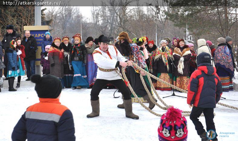 500 бесплатных блинов съели аткарчане на проводах Зимы (ФОТОРЕПОРТАЖ)