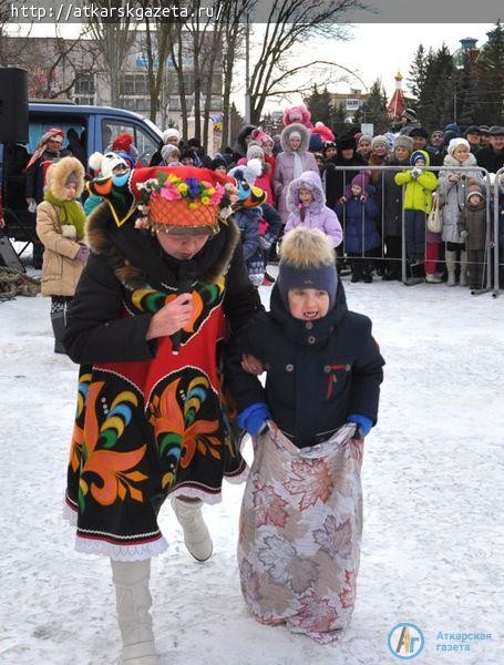 500 бесплатных блинов съели аткарчане на проводах Зимы (ФОТОРЕПОРТАЖ)