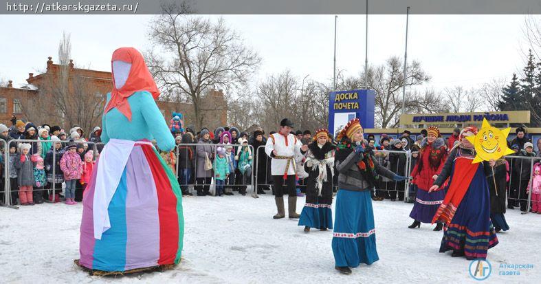 500 бесплатных блинов съели аткарчане на проводах Зимы (ФОТОРЕПОРТАЖ)