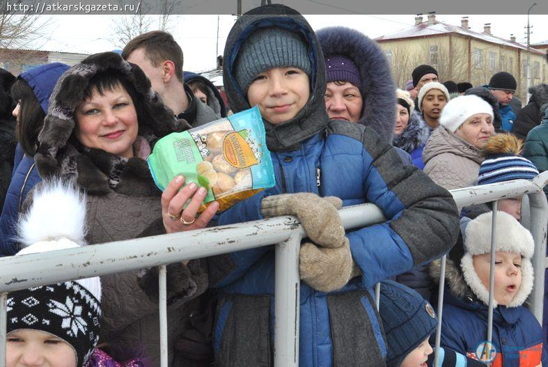500 бесплатных блинов съели аткарчане на проводах Зимы (ФОТОРЕПОРТАЖ)