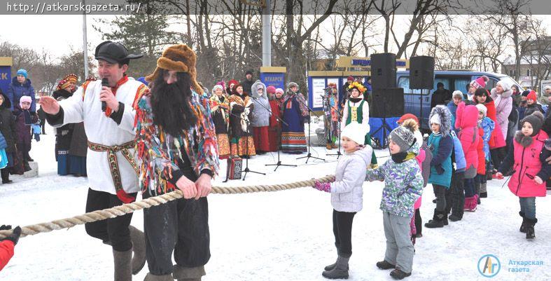 500 бесплатных блинов съели аткарчане на проводах Зимы (ФОТОРЕПОРТАЖ)