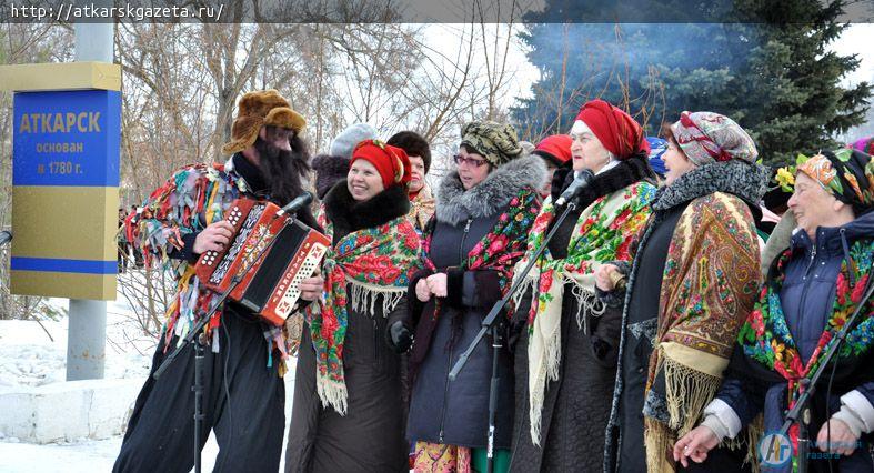 500 бесплатных блинов съели аткарчане на проводах Зимы (ФОТОРЕПОРТАЖ)