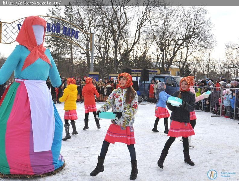 500 бесплатных блинов съели аткарчане на проводах Зимы (ФОТОРЕПОРТАЖ)