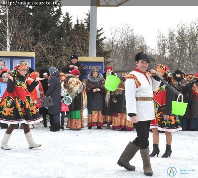500 бесплатных блинов съели аткарчане на проводах Зимы (ФОТОРЕПОРТАЖ)