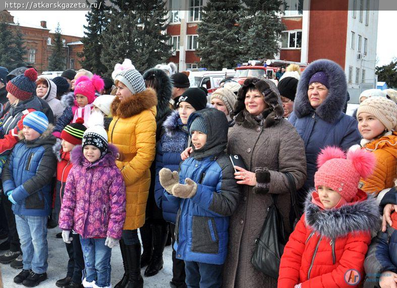 500 бесплатных блинов съели аткарчане на проводах Зимы (ФОТОРЕПОРТАЖ)
