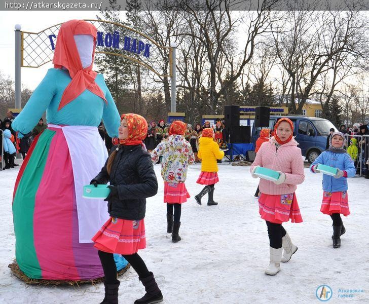 500 бесплатных блинов съели аткарчане на проводах Зимы (ФОТОРЕПОРТАЖ)